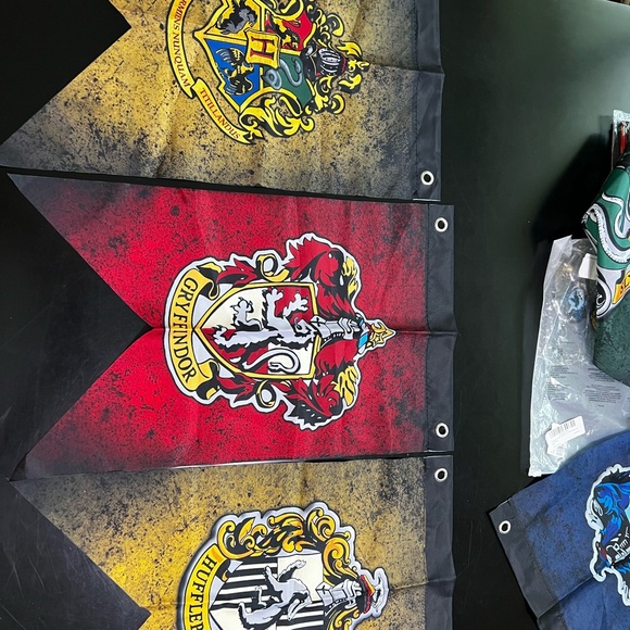 Harry Potter House Flags & Buttons - Picture 4 of 6
